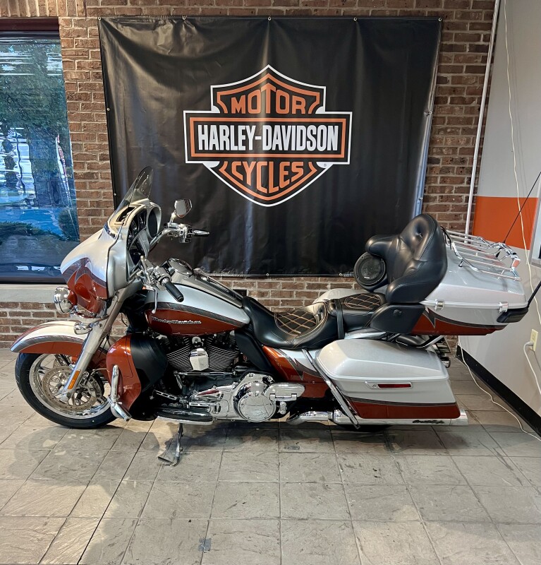 2014 Harley-Davidson CVO Electra Glide Ultra Limited FLHTKSE Stardust Silver and Autumn Sunset wi - Photo 5
