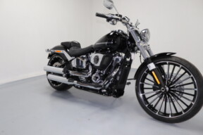 2025 Harley-Davidson® Breakout™ Vivid Black thumb 2