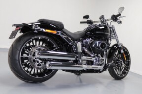 2025 Harley-Davidson® Breakout™ Vivid Black thumb 3