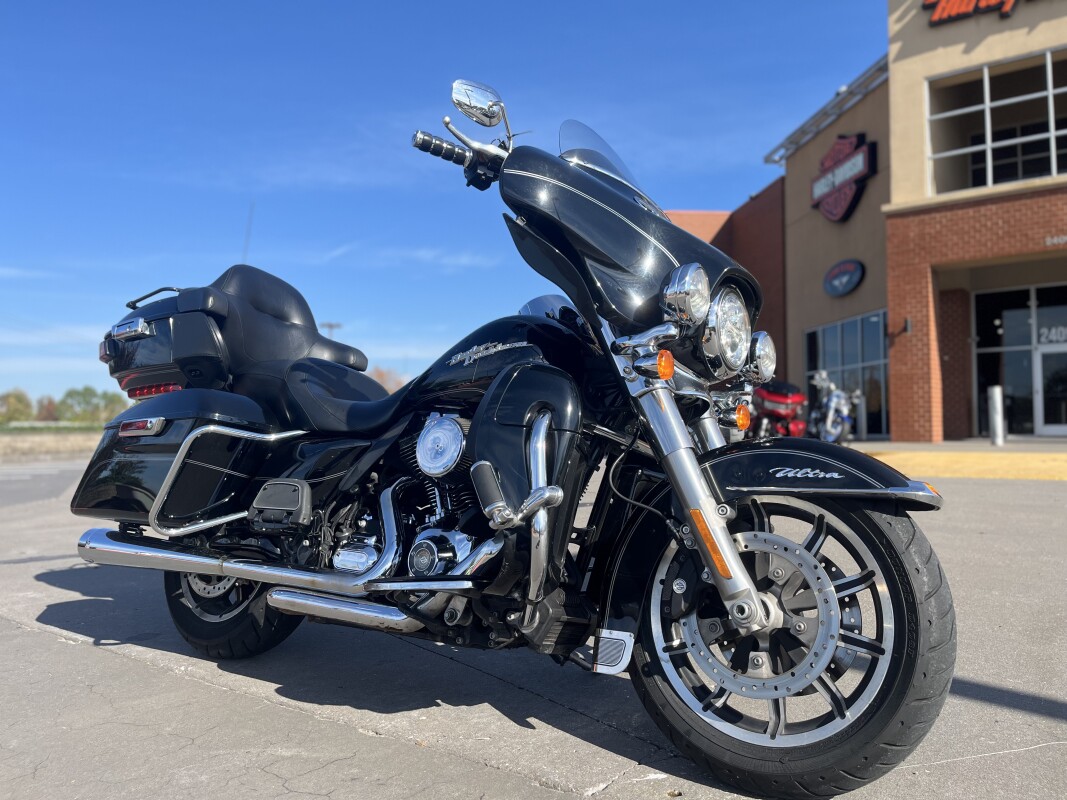 2016 Harley-Davidson Electra Glide Ultra Classic FLHTCU Vivid Black 648110 - Photo 2