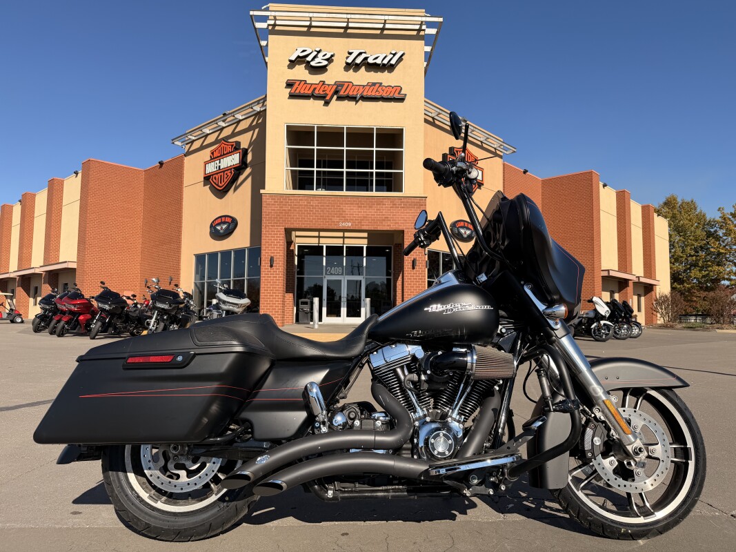 2016 Harley-Davidson Street Glide Special FLHXS Black Denim 672563