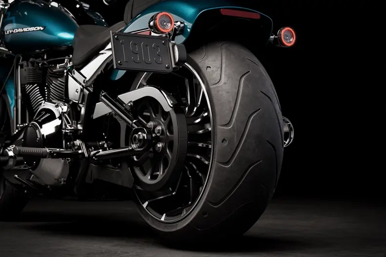 Boldly Profiled 240 mm Rear Tire