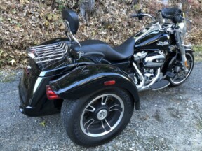 2022 Harley-Davidson® Freewheeler® Vivid Black thumb 2