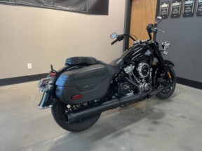2025 Harley-Davidson® Heritage Classic Vivid Black w/Laced Wheels thumb 1