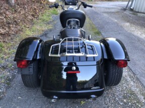 2022 Harley-Davidson® Freewheeler® Vivid Black thumb 1