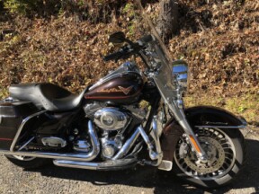 2011 Harley-Davidson® Road King® Two-Tone Merlot Sunglo/Vivid Black thumb 3