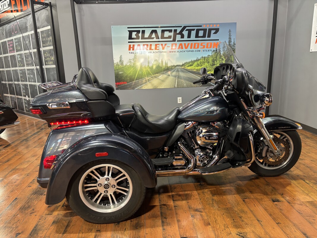 2015 Harley-Davidson Tri Glide Ultra BLACK MAGIC