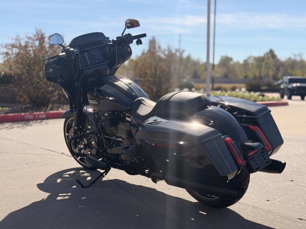 2025 Harley-Davidson Street Glide FLHX Vivid Black - Photo 4