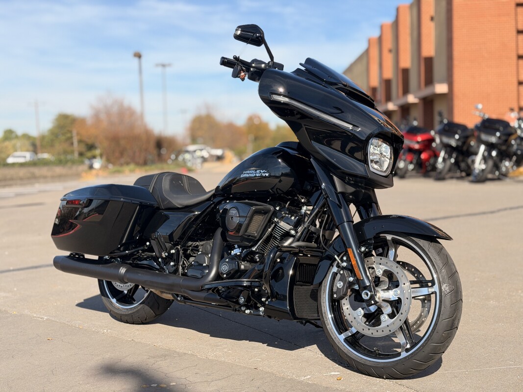 2025 Harley-Davidson Street Glide FLHX Vivid Black - Photo 2