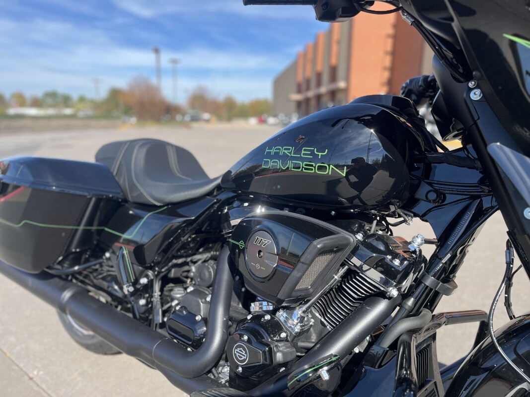 2025 Harley-Davidson Street Glide FLHX Vivid Black W/ El Roy Pinstriping - Photo 10