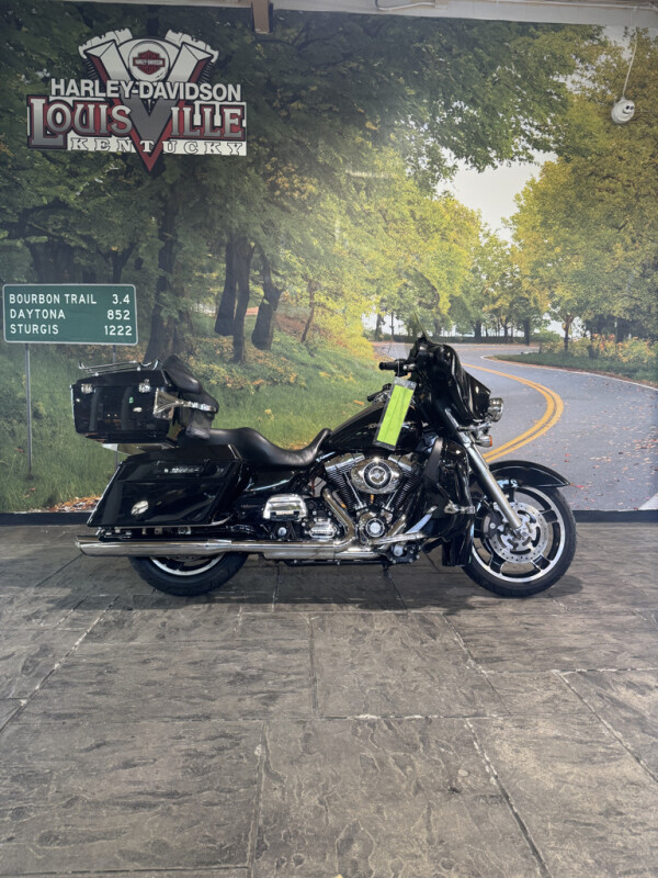 2025 CVO Street Glide Blue Streak | H-D Louisville | Harley