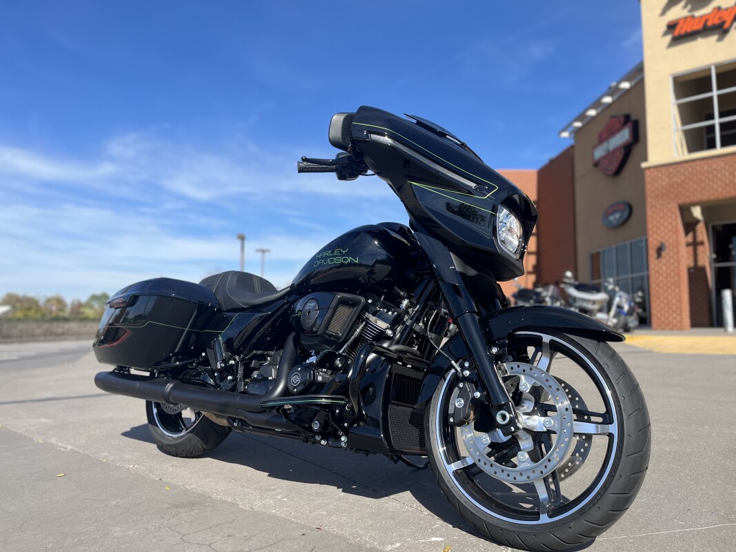 2025 Harley-Davidson Street Glide FLHX Vivid Black W/ El Roy Pinstriping - Photo 2