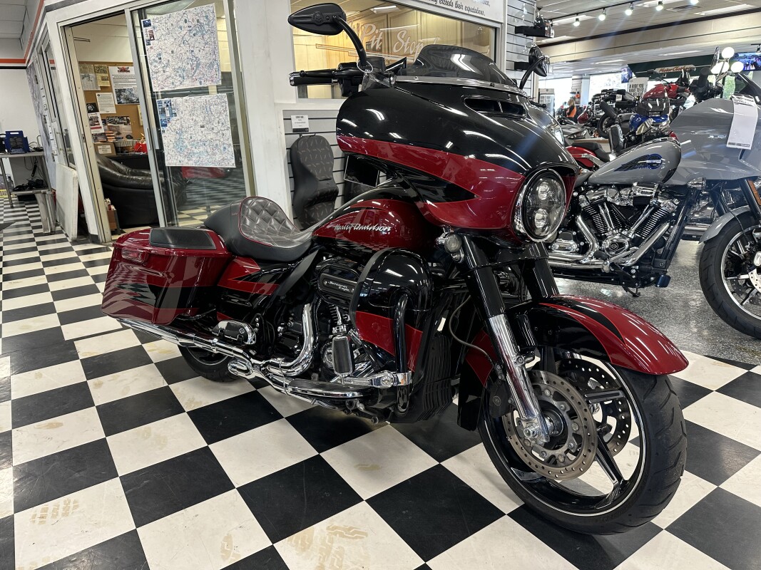 2017 Harley-Davidson CVO Street Glide Starfire Black/Atomic Red with Contrast Chrome Aggressor Wh