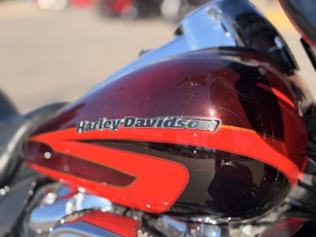 2017 Harley-Davidson CVO Limited FLHTKSE Black Garnet & Electric Red Pearl - Photo 10