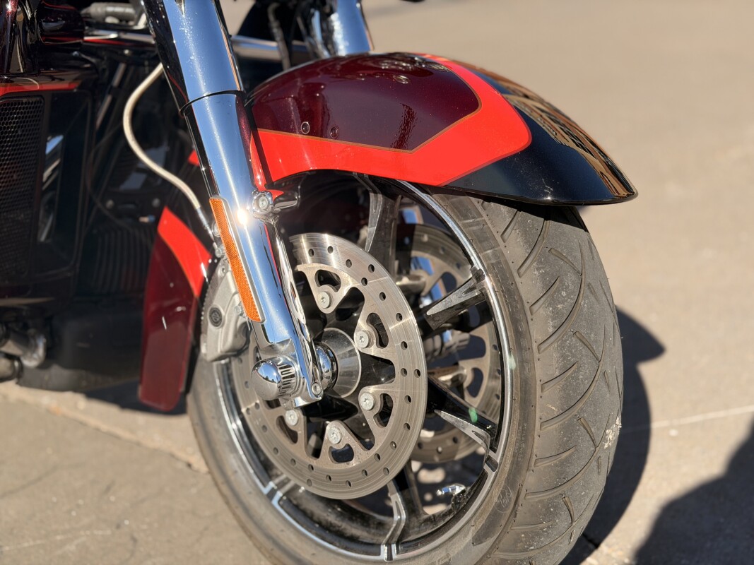 2017 Harley-Davidson CVO Limited FLHTKSE Black Garnet & Electric Red Pearl - Photo 9