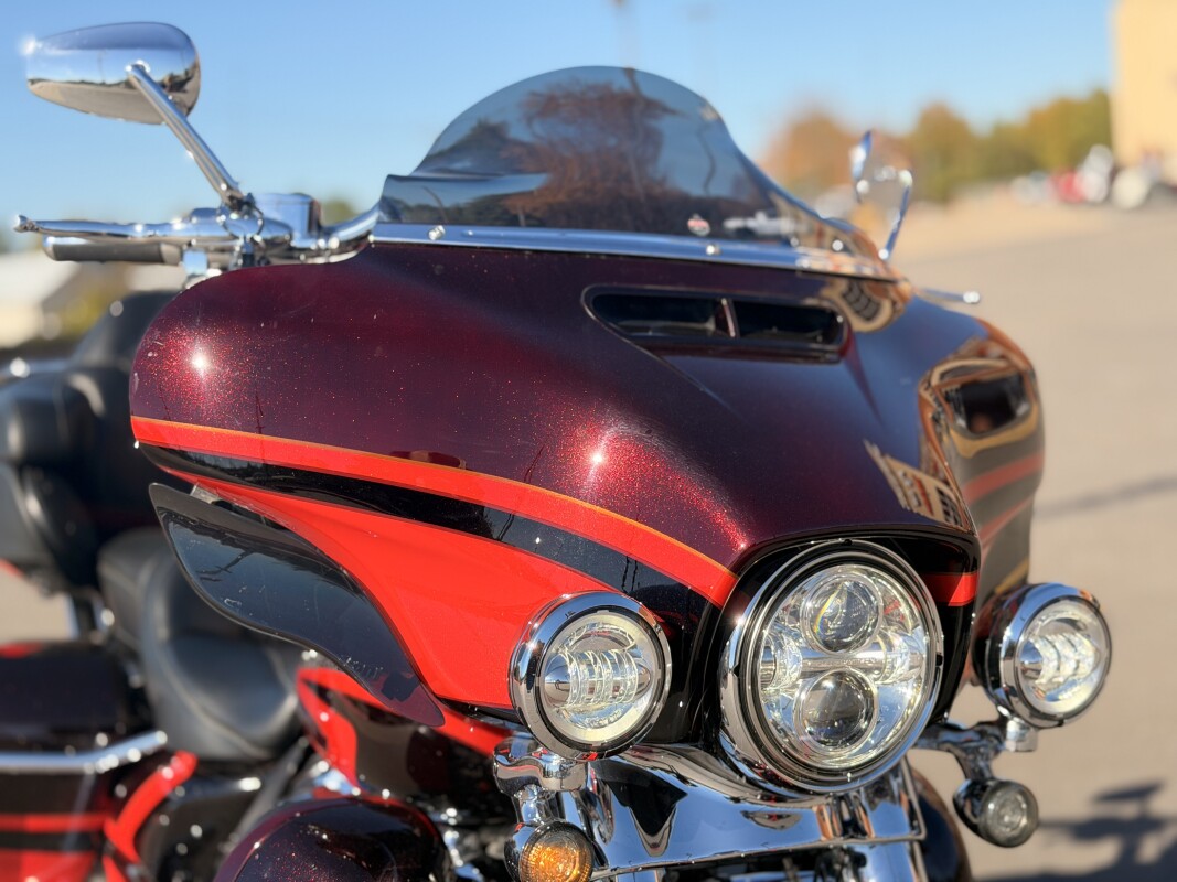 2017 Harley-Davidson CVO Limited FLHTKSE Black Garnet & Electric Red Pearl - Photo 8