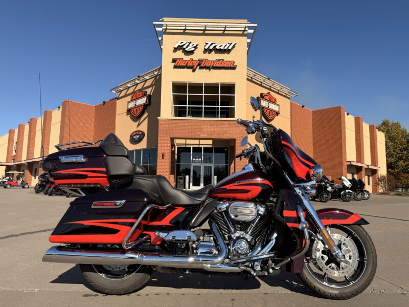 2017 Harley-Davidson® CVO™ Limited FLHTKSE Black Garnet & Electric Red Pearl