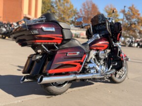 2017 Harley-Davidson® CVO™ Limited FLHTKSE Black Garnet & Electric Red Pearl thumb 2