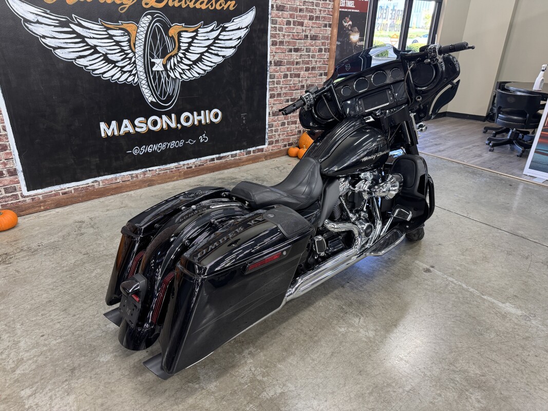 2017 Harley-Davidson CVO Street Glide FLHXSE - Photo 5