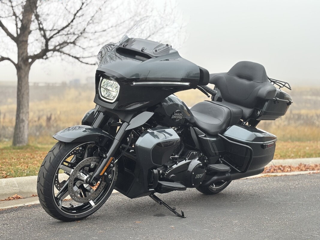 2025 Harley-Davidson Street Glide Ultra Iron Horse Metallic / Vivid Black - Black Finish - Photo 5
