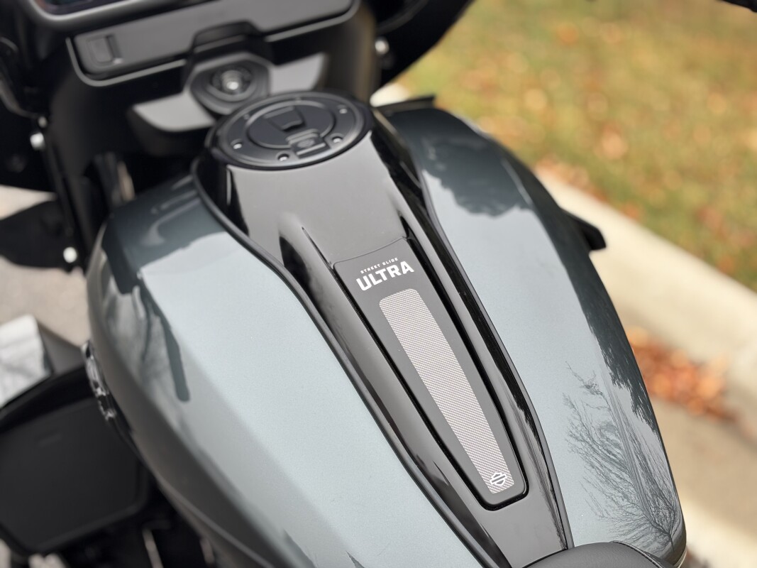 2025 Harley-Davidson Street Glide Ultra Iron Horse Metallic / Vivid Black - Black Finish - Photo 10