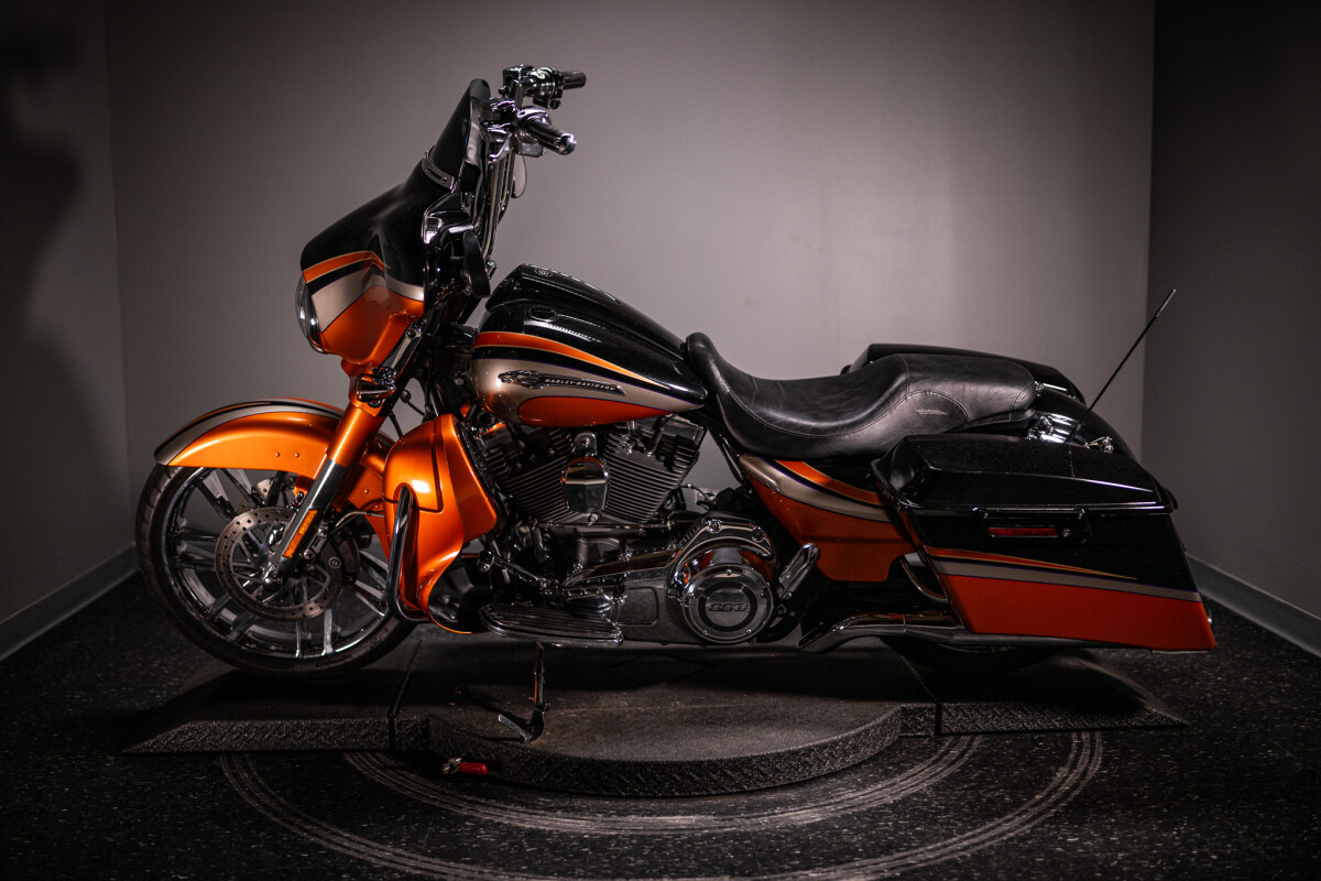 2011 CVO Street Glide (FLHXSE) - Photo 4