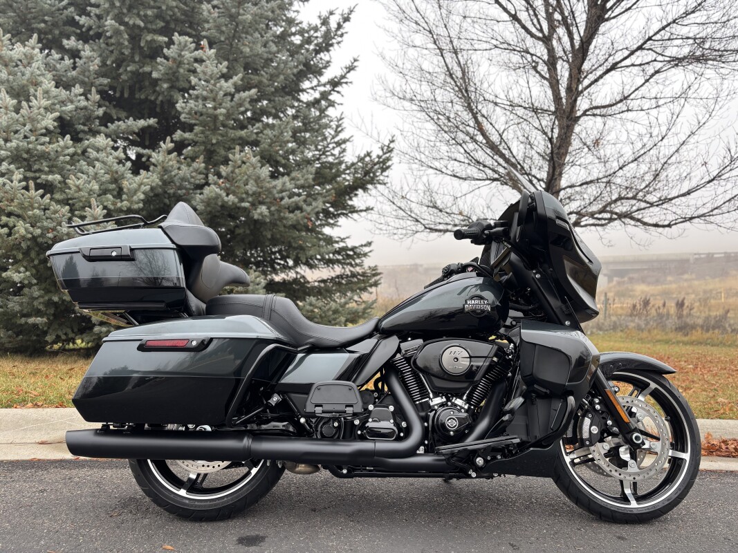 2025 Harley-Davidson Street Glide Ultra Iron Horse Metallic / Vivid Black - Black Finish