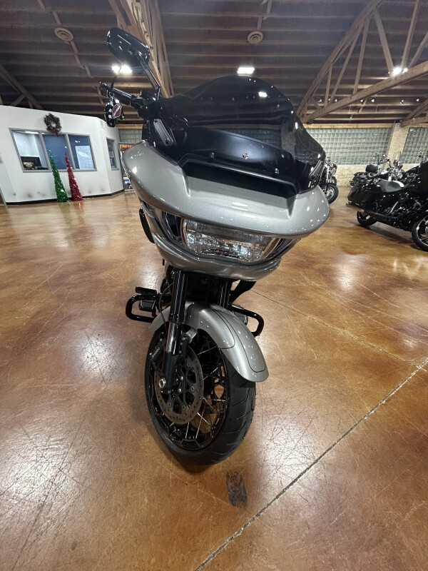 Harley-Davidson CVO Road Glide 2023 FLTRXSE DARK PLATINUM - Photo 3
