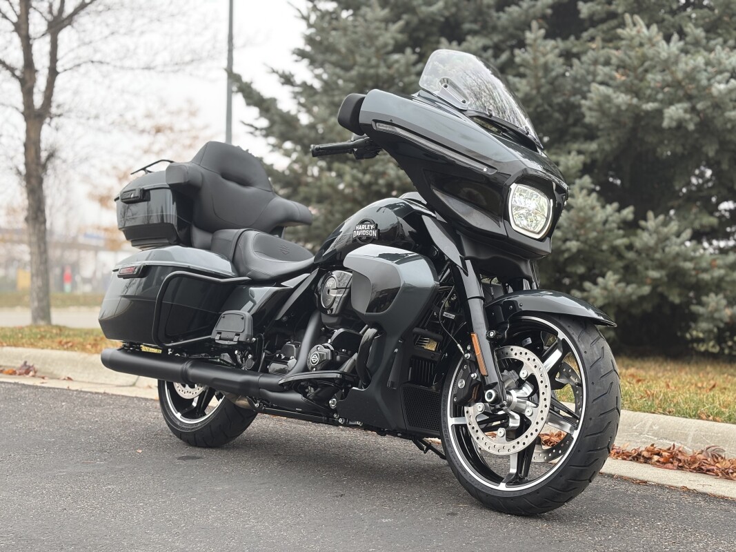 2025 Harley-Davidson Street Glide Ultra Iron Horse Metallic / Vivid Black - Black Finish - Photo 2