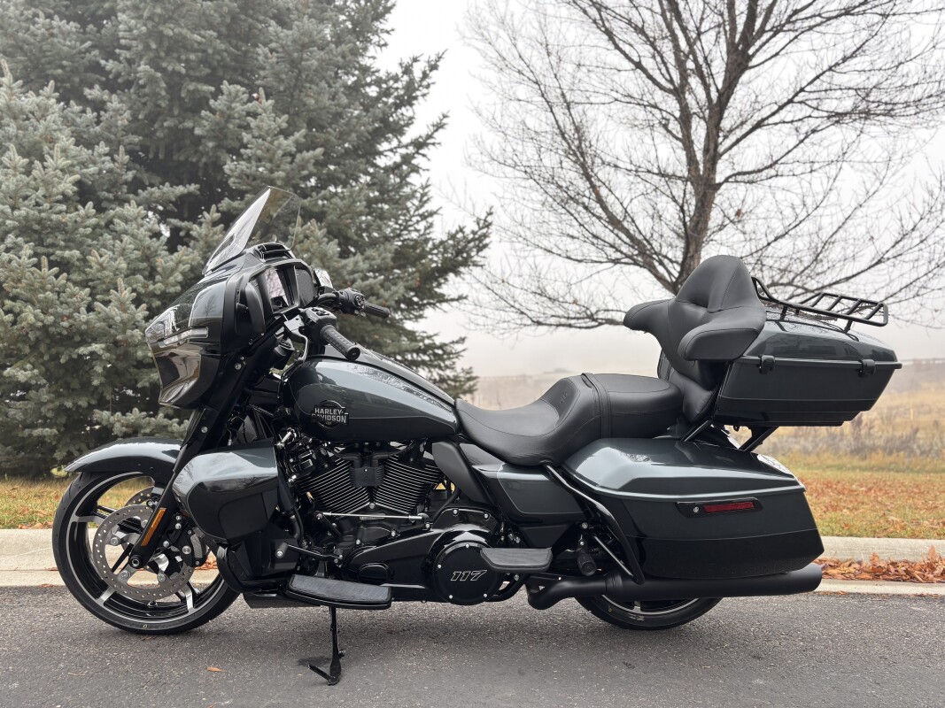 2025 Harley-Davidson Street Glide Ultra Iron Horse Metallic / Vivid Black - Black Finish - Photo 4