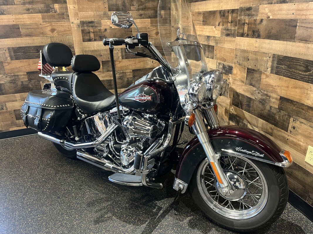 2006 Harley-Davidson Heritage Softail Classic Two-Tone Black Cherry and Black Pearl FLSTC - Photo 2