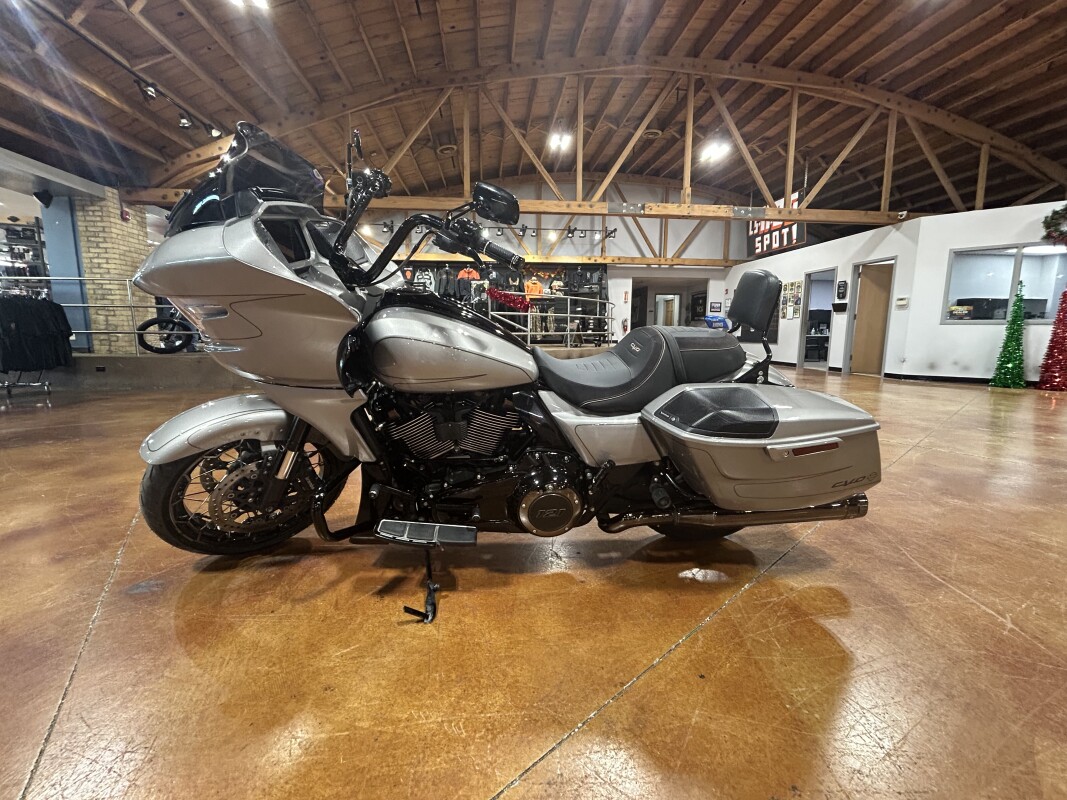 Harley-Davidson CVO Road Glide 2023 FLTRXSE DARK PLATINUM - Photo 4