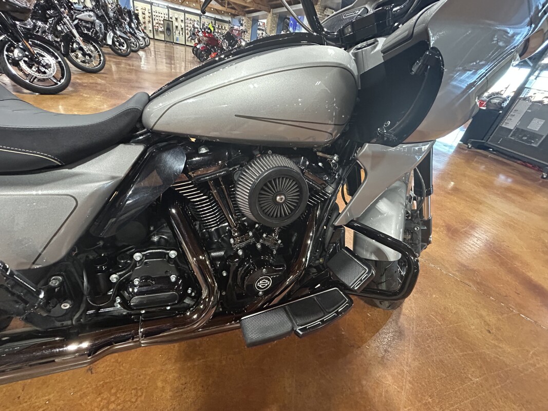 Harley-Davidson CVO Road Glide 2023 FLTRXSE DARK PLATINUM - Photo 6