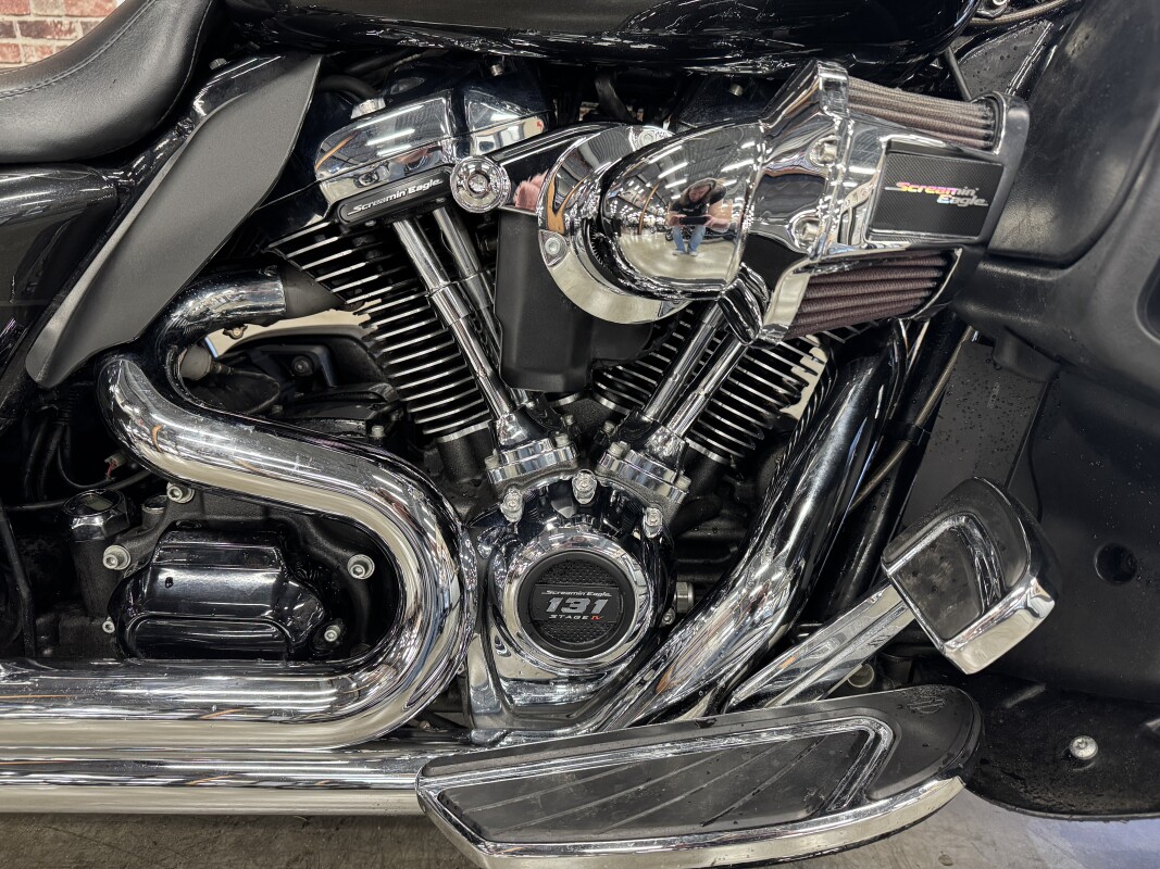 2017 Harley-Davidson CVO Street Glide FLHXSE - Photo 2
