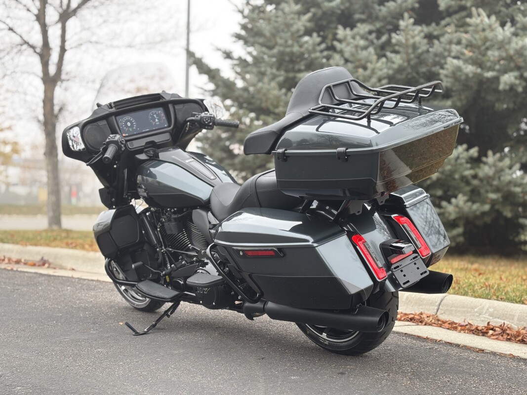 2025 Harley-Davidson Street Glide Ultra Iron Horse Metallic / Vivid Black - Black Finish - Photo 6