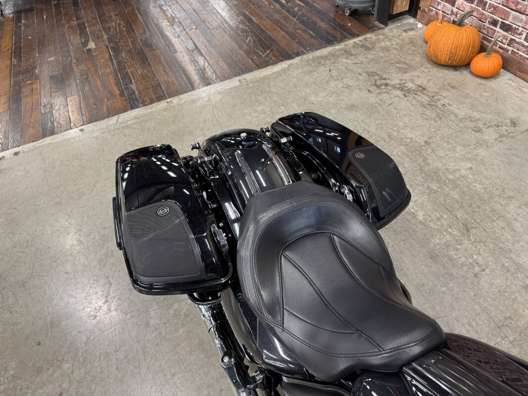 2017 Harley-Davidson CVO Street Glide FLHXSE - Photo 4