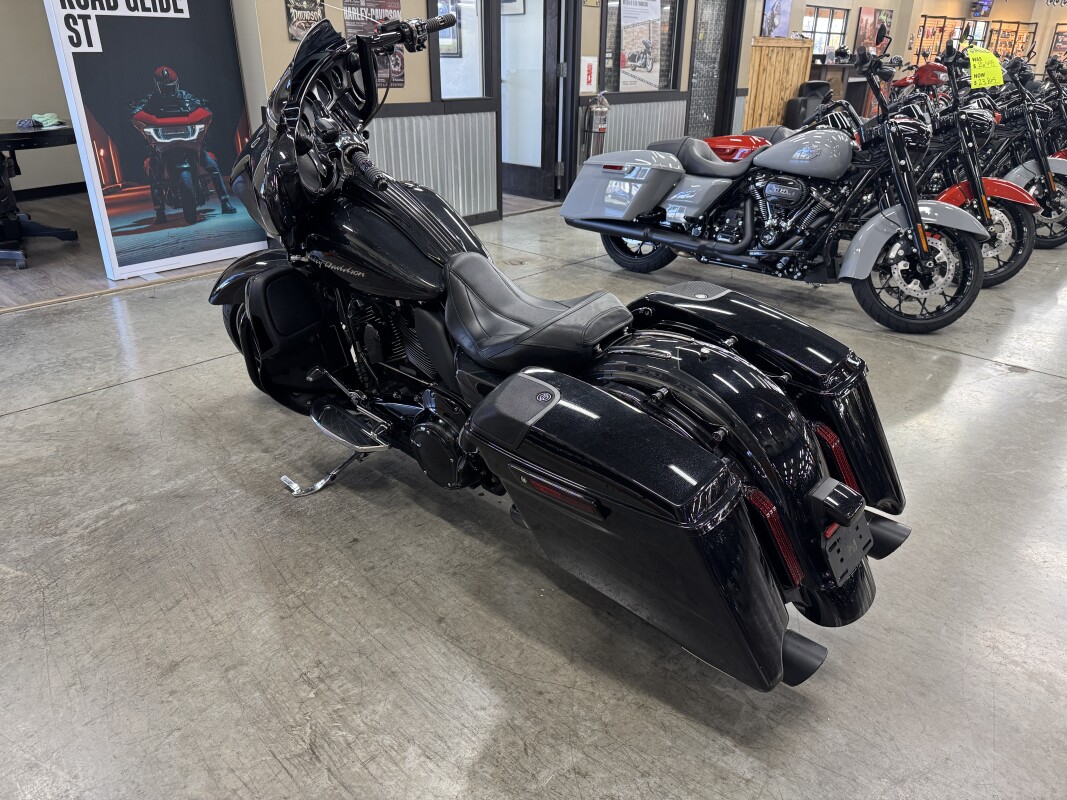 2017 Harley-Davidson CVO Street Glide FLHXSE - Photo 7