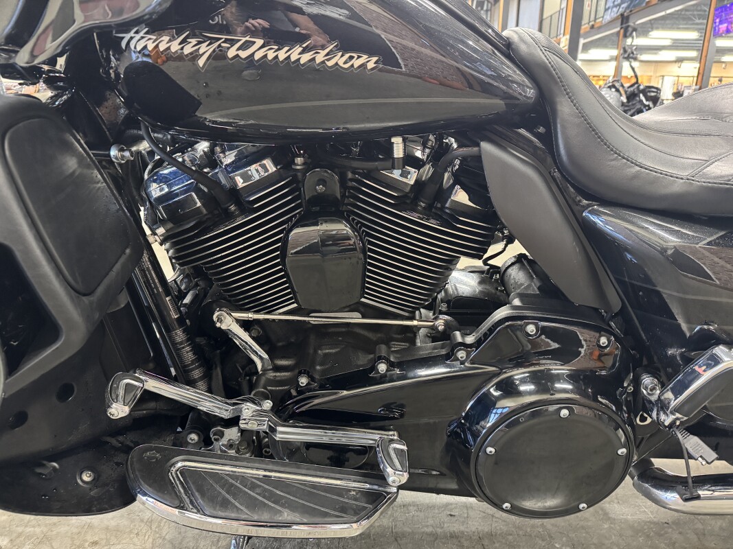 2017 Harley-Davidson CVO Street Glide FLHXSE - Photo 9