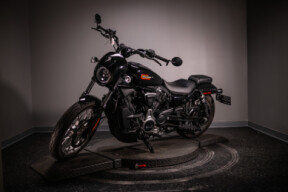 2023 Nightster™ Special (RH975S) thumb 2
