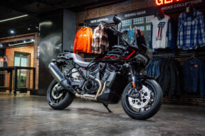 2025 Harley-Davidson® Pan America® 1250 ST Vivid Black thumb 1