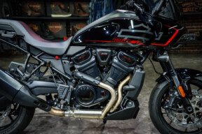 2025 Harley-Davidson® Pan America® 1250 ST Vivid Black thumb 2
