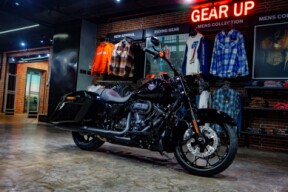 2025 Harley-Davidson® Road King™ Special Vivid Black thumb 2