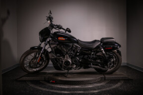 2023 Nightster™ Special (RH975S) thumb 1