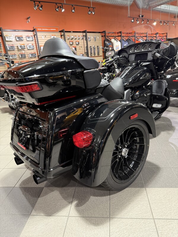 FLHTCUTG 2025 Tri Glide Ultra - Photo 8