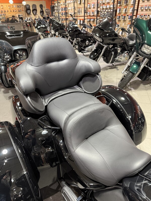 FLHTCUTG 2025 Tri Glide Ultra - Photo 7