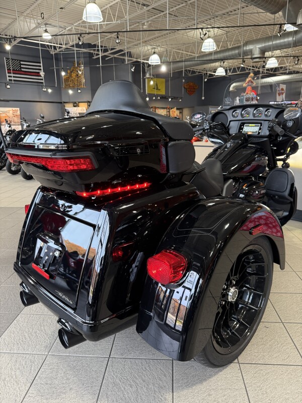 FLHTCUTG 2025 Tri Glide Ultra - Photo 4