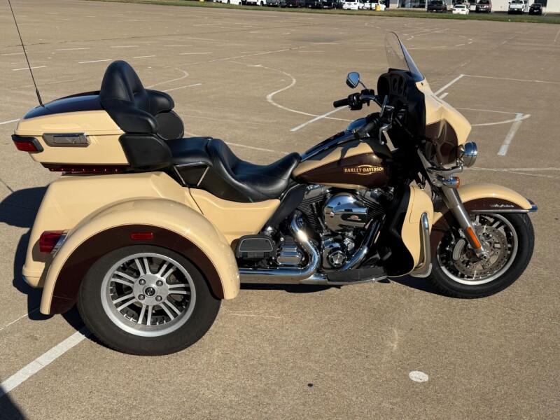 2014 Harley-Davidson® Tri Glide® Ultra Two-Tone Custom Colours Sand Pearl/Canyon Brown Pearl