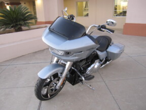 2025 Harley-Davidson® Road Glide® Atlas Silver Metallic thumb 1