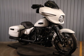 2024 Harley-Davidson® Street Glide® FLHX thumb 2