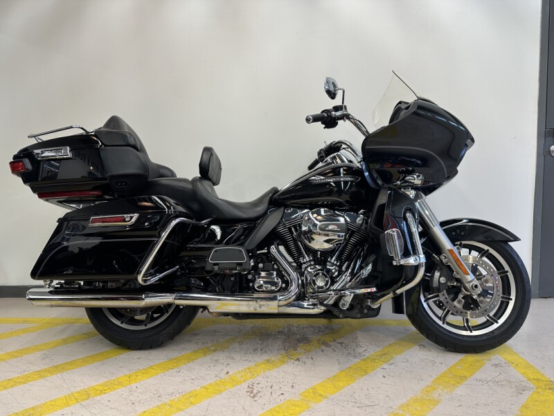 2016 Harley-Davidson® Road Glide® Ultra Vivid Black